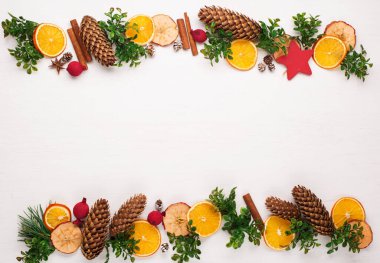 Sıfır Noel konsepti. Beyaz ahşap arka planda plastiksiz doğal Noel süslemesi. Düz konum, boşluk kopyala, üst görünüm.