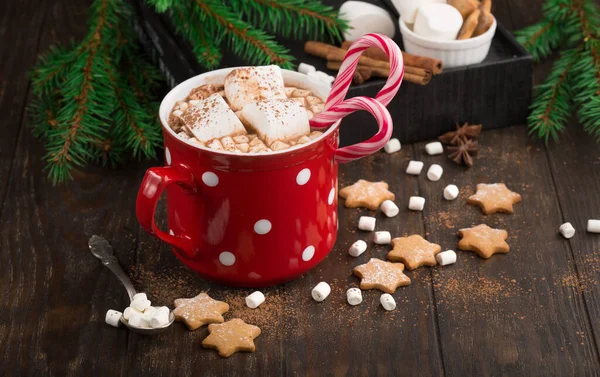 Stor Röd Kopp Varm Choklad Dryck Med Marshmallows Pepparkakor Sockerrör — Stockfoto