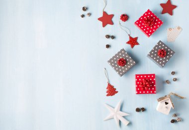 Çeşitli Noel ya da yeni yıl tatilleri çevre dostu dekorasyonlar ve gri ve kırmızı hediyeler. Çevre dostu dekor için fikirler. Düz yerde, üst tarafta. Mavi tahta arkaplan.