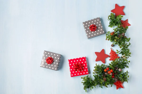 Kerst Compositie Met Sparren Takken Geschenken Rode Bessen Milieuvriendelijke Decoraties — Stockfoto