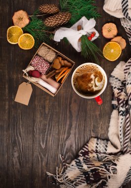 Sıfır atık Noel, koyu kırsal arka planda düz konsept yerleşim. Plastiksiz, kahve ve kurabiyesiz doğal Noel süslemeleri olan el yapımı bir hediye. Boşluğu kopyala, üst görünüm.