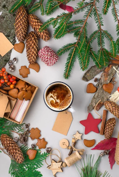 Geen Verspilling Van Kerstmis Concept Natuurlijke Kerstversiering Kopje Koffie Peperkoek — Stockfoto