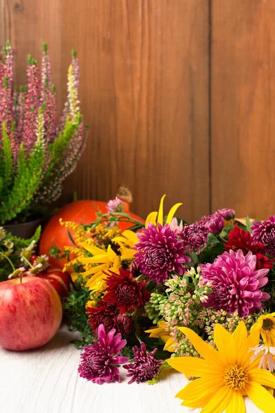 Herbstliche Komposition Mit Blumen Blättern Kürbissen Auf Hölzernem Hintergrund Herbstkonzept — Stockfoto