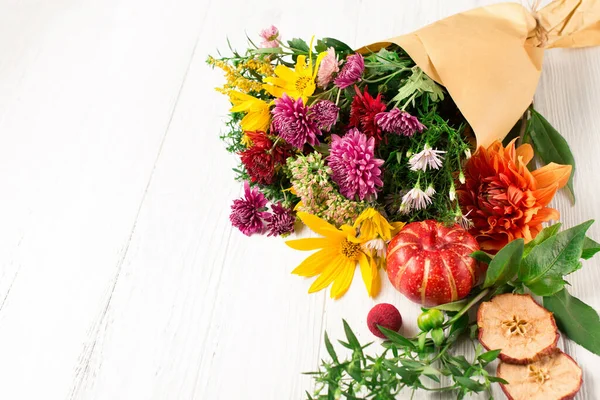 Autumn Bouquet Yellow Orange Flowers Leaves Pumpkins White Wooden Background — Stock Photo, Image