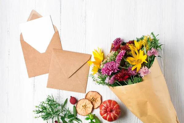 Hösten Bukett Med Gula Och Rosa Blommor Tomt Kort Hantverk — Stockfoto