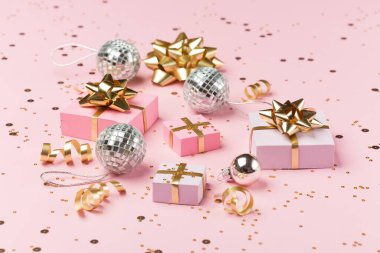 Pembe renkli arka planda altın parıltılar. Projeleriniz için şölen arkaplanı. 