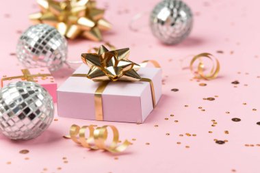 Pembe renkli arka planda altın parıltılar. Projeleriniz için şölen arkaplanı. 