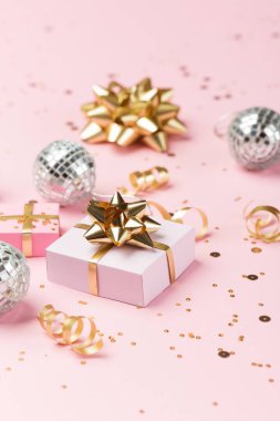 Pembe renkli arka planda altın parıltılar. Projeleriniz için şölen arkaplanı. 