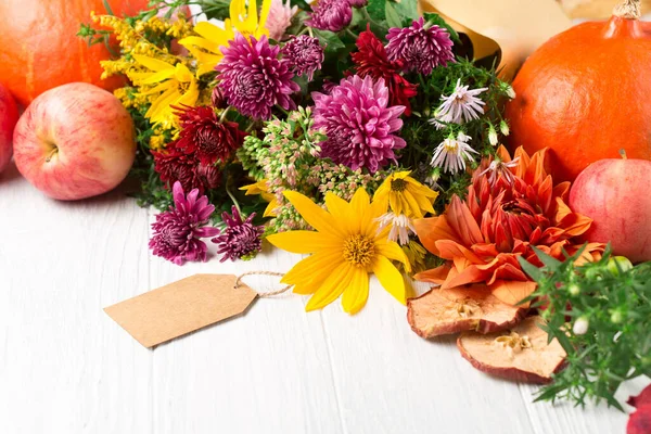 Herbststrauß Aus Gelben Und Rosa Blumen Auf Weißem Holzgrund Herbstkonzept — Stockfoto