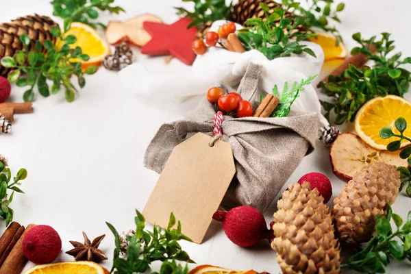 Stijlvolle Rustieke Geschenken Verpakt Linnen Stof Met Groene Takken Houten — Stockfoto