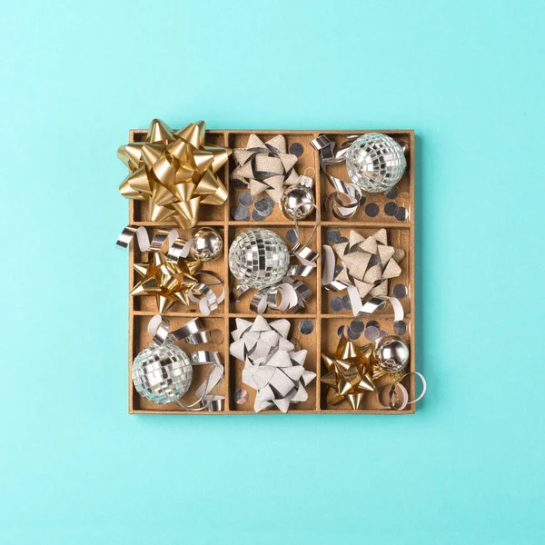 Świąteczna Kompozycja Złote Srebrne Dekoracje Lustrzane Kulki Dyskotekowe Pudełku Niebieskim — Zdjęcie stockowe
