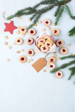 Linzer Noel ya da yeni yıl kurabiyeleri reçelle doldurulmuş ve mavi arka planda şekerle tozlanmış. Geleneksel Avusturya Noel kurabiyeleri. Kutuda ev yapımı tatlı bir hediye. Üst Manzara. DIY hediye konsepti