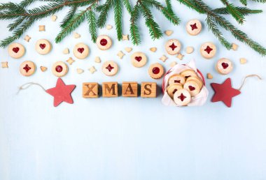 Linzer Noel ya da yeni yıl kurabiyeleri reçelle doldurulmuş ve mavi arka planda şekerle tozlanmış. Geleneksel Avusturya Noel kurabiyeleri. Kutuda ev yapımı tatlı bir hediye. Üst Manzara. DIY hediye konsepti