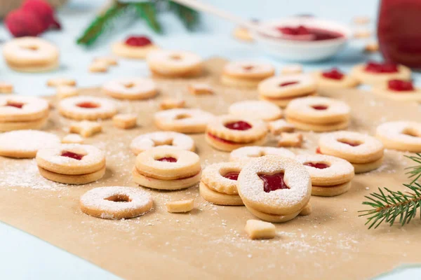 リンザークリスマスや新年のクッキーは ジャムで満たされ 青の背景に砂糖で汚れています 伝統的なオーストリアのクリスマスクッキー お祭り騒ぎだ Diyギフトコンセプト — ストック写真