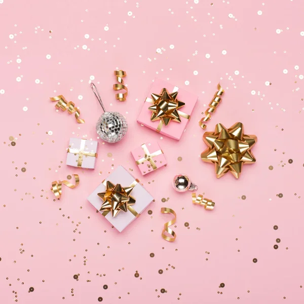 Kerstcompositie Goud Zilver Decoraties Spiegel Disco Ballen Geschenken Pastel Roze — Stockfoto