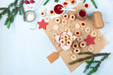 Linzer Noel ya da yeni yıl kurabiyeleri reçelle doldurulmuş ve mavi arka planda şekerle tozlanmış. Geleneksel Avusturya Noel kurabiyeleri. Kutuda ev yapımı tatlı bir hediye. Üst Manzara. DIY hediye konsepti