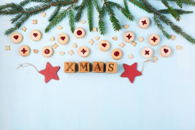 Linzer Noel ya da yeni yıl kurabiyeleri reçelle doldurulmuş ve mavi arka planda şekerle tozlanmış. Geleneksel Avusturya Noel kurabiyeleri. Şenlik dekorasyonu. Üst görünüm.