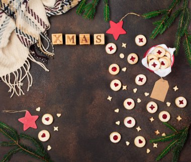 Linzer Noel ya da yeni yıl kurabiyeleri reçelle doldurulmuş ve koyu arkaplanda şekerle tozlanmış. Geleneksel Avusturya Noel kurabiyeleri. Kutuda ev yapımı tatlı bir hediye. Üst görünüm.