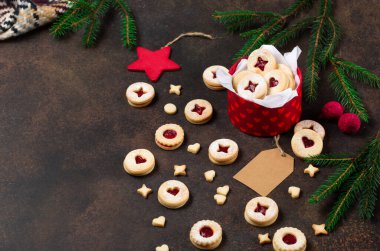Linzer Noel ya da yeni yıl kurabiyeleri reçelle doldurulmuş ve koyu arkaplanda şekerle tozlanmış. Geleneksel Avusturya Noel kurabiyeleri. Kutuda ev yapımı tatlı bir hediye..