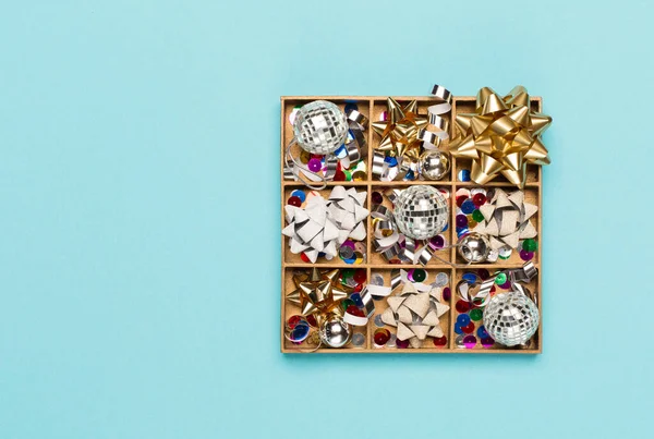 Świąteczna Kompozycja Złote Srebrne Dekoracje Lustrzane Kulki Disco Pudełku Pastelowym — Zdjęcie stockowe