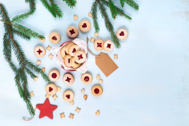 Linzer Noel ya da yeni yıl kurabiyeleri reçelle doldurulmuş ve mavi arka planda şekerle tozlanmış. Geleneksel Avusturya Noel kurabiyeleri. Kutuda ev yapımı tatlı bir hediye. Üst Manzara. DIY hediye konsepti