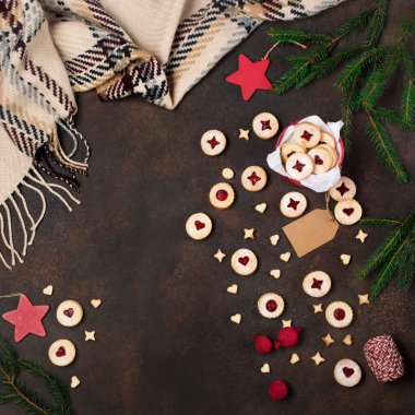 Linzer Noel ya da yeni yıl kurabiyeleri reçelle doldurulmuş ve koyu arkaplanda şekerle tozlanmış. Geleneksel Avusturya Noel kurabiyeleri. Kutuda ev yapımı tatlı bir hediye. Üst görünüm.