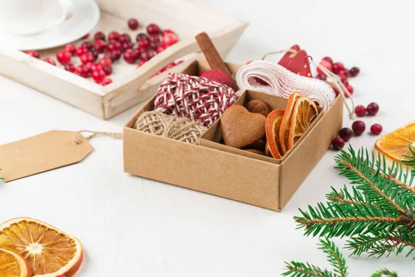 Geen Verspilling Van Kerstmis Concept Handgemaakte Kerstcadeauverpakking Zonder Plastic Veenbessen — Stockfoto