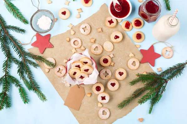 Linzer Biscuits Noël Nouvel Remplis Confiture Saupoudré Sucre Sur Fond — Photo