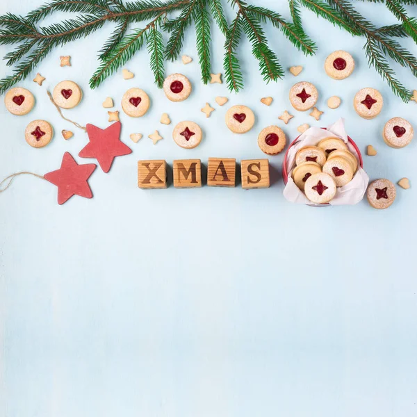 Linzer Noel ya da yeni yıl kurabiyeleri reçelle doldurulmuş ve mavi arka planda şekerle tozlanmış. Geleneksel Avusturya Noel kurabiyeleri. Kutuda ev yapımı tatlı bir hediye. Üst görünüm.