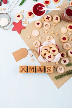 Linzer Noel ya da yeni yıl kurabiyeleri reçelle doldurulmuş ve mavi arka planda şekerle tozlanmış. Geleneksel Avusturya Noel kurabiyeleri. Kutuda ev yapımı tatlı bir hediye. Üst Manzara. DIY hediye konsepti