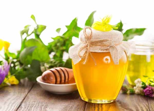 Volledige Honing Pot Honing Stok Met Zomerbloemen Rustieke Houten Tafel — Stockfoto