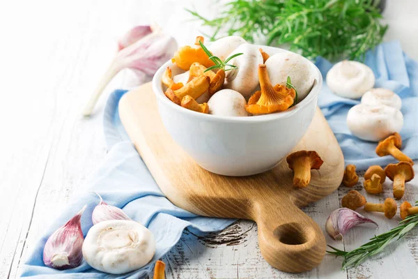 Mixed Mushrooms Chanterelles Champignons Herbs Rustic White Wooden Table Selective — Stock Photo, Image