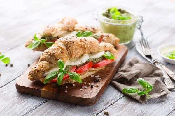 Knusprige Vollkorn Croissants Mit Mozzarella Tomaten Und Hausgemachter Pesto Sauce — Stockfoto