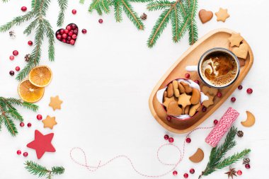 Kırsal beyaz ahşap arka plan, bir fincan sıcak kahve ve hediye edilmiş Noel kurabiyeleri. Yukarıdan sezonluk arka plan çekimi. Düz yerde, üst tarafta. Tatil kartı maketi, kopyalama alanı