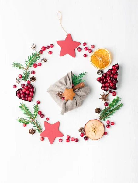 Kerst Decoratieve Krans Gemaakt Van Feestelijke Elementen Sinaasappels Veenbessen Met — Stockfoto