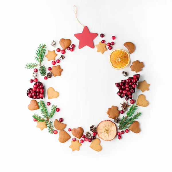 Kerst Decoratieve Rand Gemaakt Van Feestelijke Elementen Peperkoek Koekjes Veenbessen — Stockfoto