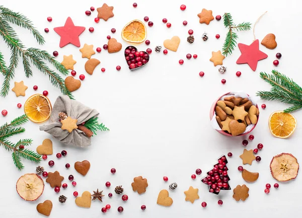 Kerst Decoratieve Frame Gemaakt Van Feestelijke Elementen Cadeau Peperkoek Koekjes — Stockfoto