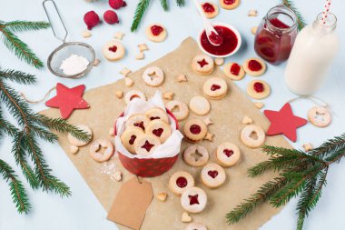Linzer Noel ya da yeni yıl kurabiyeleri reçelle doldurulmuş ve mavi arka planda şekerle tozlanmış. Kutuda ev yapımı tatlı bir hediye. Üst görünüm, etiket kopyalama alanı.