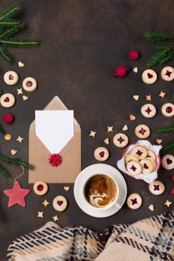 Geleneksel Avusturya Linzer Noel 'i, koyu arkaplanda reçel ve toz şekerle dolu yeni yıl kurabiyeleri. Kutu içinde ev yapımı tatlı bir hediye, el işi zarf, kart ve bir fincan kahve. Üst görünüm.