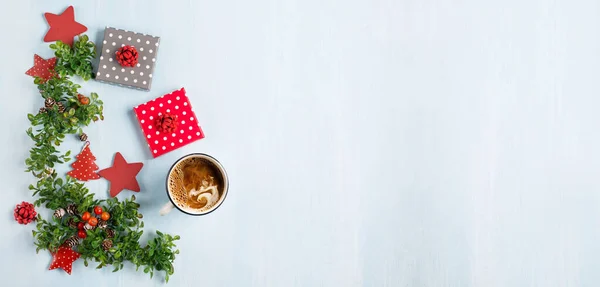 Fondo Rustico Legno Blu Con Tazza Caffè Caldo Regali Natale — Foto Stock