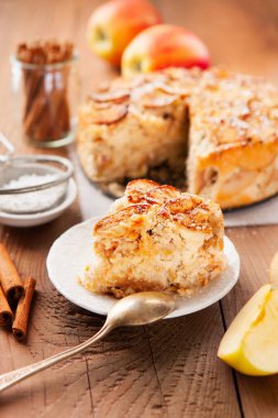 Tarçınlı ev yapımı elmalı turta ve ahşap arka planda pudra şekeri, seçici odaklanma. Şükran Günü tatili konsepti