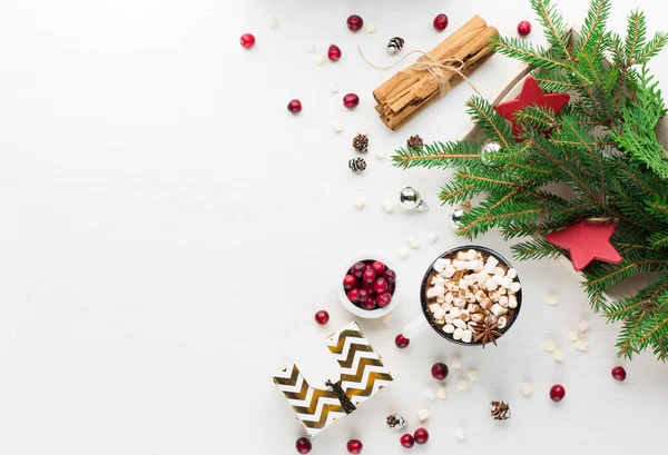 Rustieke Witte Houten Achtergrond Met Kopje Warme Chocoladedrank Kerstversieringen Snoepjes — Stockfoto