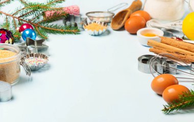 Mavi ahşap arka planda ev yapımı Noel pastası pişirme malzemeleri. Xmas tatlı tatlı konsepti pişirir. Selamlamalarınız için kopyalama alanı olan en üstteki görünüm.