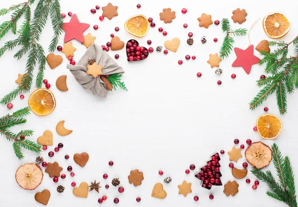 Kerst Decoratieve Frame Gemaakt Van Feestelijke Elementen Cadeau Peperkoek Koekjes — Stockfoto