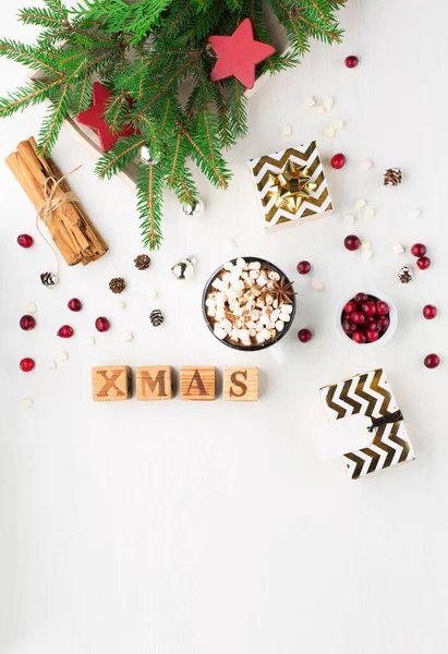 Fondo Legno Bianco Rustico Con Tazza Bevanda Calda Cioccolato Regali — Foto Stock