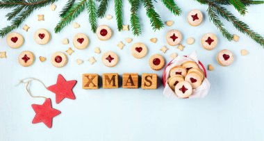 En iyi panoramik daire, Linzer Noel 'i ya da mavi arka planda yeni yıl kurabiyeleri ile yatıyordu. Geleneksel Avusturya Noel kurabiyeleri. Kutuda ev yapımı tatlı bir hediye. Xmas karşılama bayrağı.