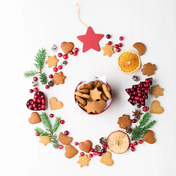 Christmas Decorative Wreath Made Festive Elements Oranges Cranberries Gingerbread Cookies — Stock Photo, Image