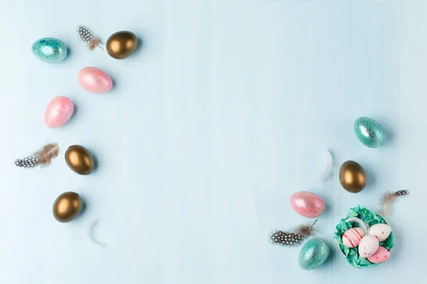 Mavi Pastel Arka Planda Altın Gümüş Renginde Paskalya Yumurtaları Metin — Stok fotoğraf