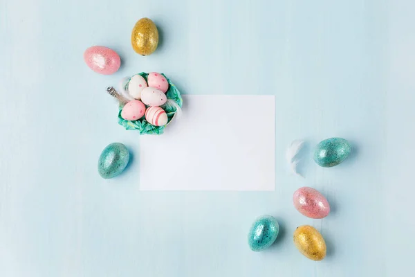Mavi Pastel Arka Planda Altın Gümüş Renginde Paskalya Yumurtaları Metin — Stok fotoğraf