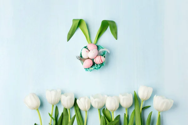 Cartão Páscoa Com Ovos Páscoa Flores Tulipa Fundo Madeira Azul — Fotografia de Stock